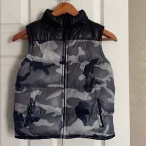 Black Label, camouflage puffer vest. M(5/6).